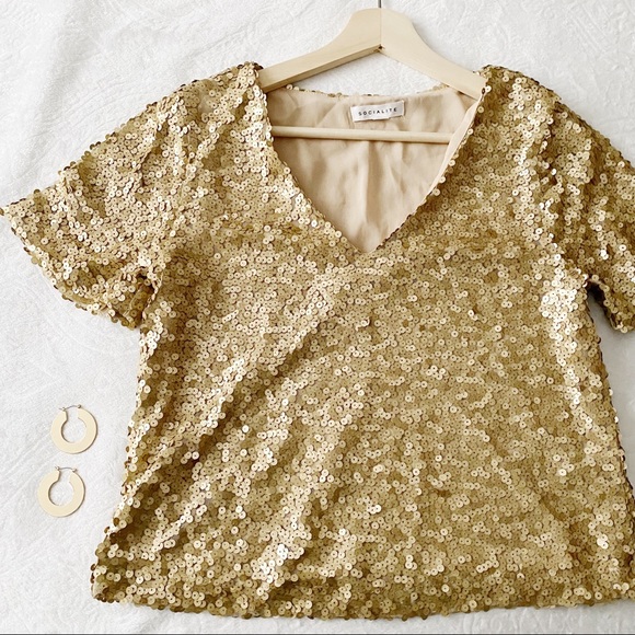Socialite Sequin Gold Boxy V-Neck Top - Picture 9 of 12